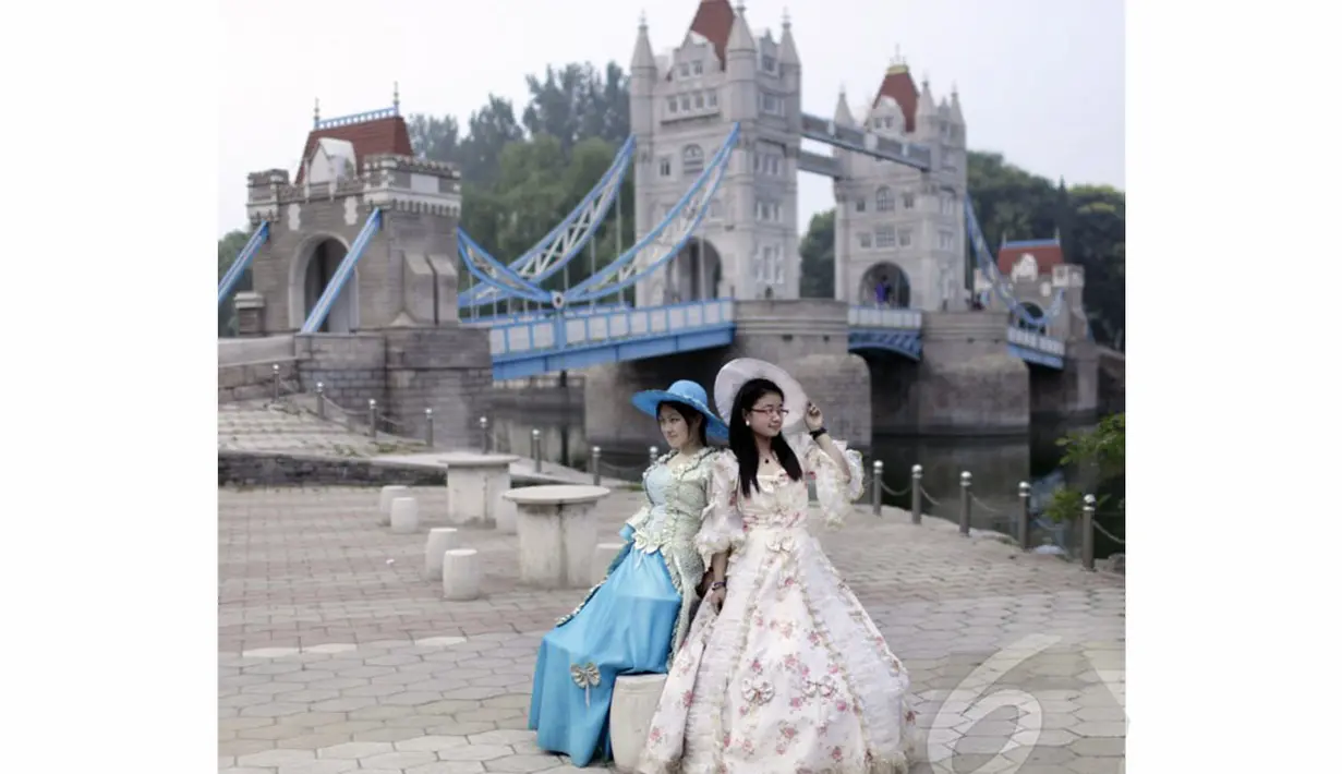 Dua orang pengunjung berpose di dekat miniatur London Tower Bridge di Beijing World Park (AFP Photo/STR)