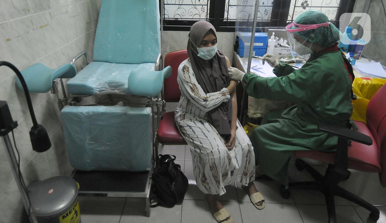 Petugas kesehatan menyuntikkan vaksin covid-19 Sinovac kepada ibu hamil di Puskesmas Jagakarsa II, Jakarta Selatan, Kamis (19/08/2021). Saat ini tercatat sebanyak 1.754 ibu hamil telah mendapatkan vaksinasi dosis pertama dalam mencegah penyebaran virus corona covid-19. (merdeka.com/Arie Basuki)