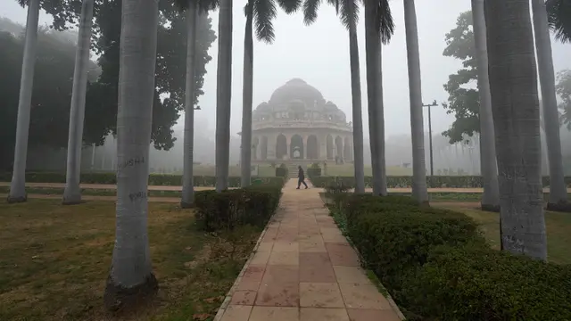Kabut Asap Ganggu Transportasi di India Utara