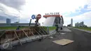 Sejumlah pekerja menyelesaikan Jalan Layang Non-Tol Tendean-Ciledug di Jakarta, Jumat (20/1). Total progress pengerjaan proyek sepanjang 9,3 kilometer dengan lebar bersih 8 meter tersebut telah mencapai 98 persen. (Liputan6.com/Immanuel Antonius)