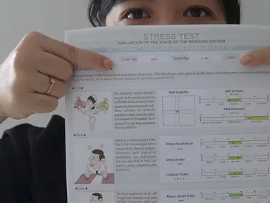 Warga menunjukkan hasil tes Heart Rate Variability (HRV) di RSUD Tamansari, Jakarta Barat, Selasa (20/2/2024). (Liputan6.com/Herman Zakharia)