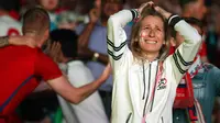 Seorang wanita meringgis kecewa melihat Inggris yang sudah unggul 1-0 gagal mempertahankan keunggulan atas Rusia. (AFP/Jean Christophe Megnenet) 