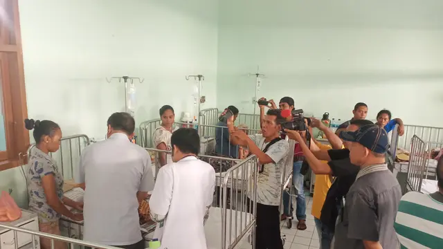 Kondisi rungan anak saat pasien DBD di rawat sementara diperiksa oleh Dokter Mario B Nara. (Foto: Liputan6.com/Dionisius Wilibardus)