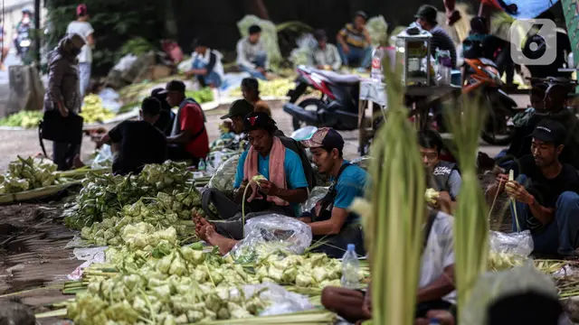 Dekati Lebaran Idul Fitri, Pedagang Kulit Ketupat Mulai Menjamur di Kawasan Pesanggrahan