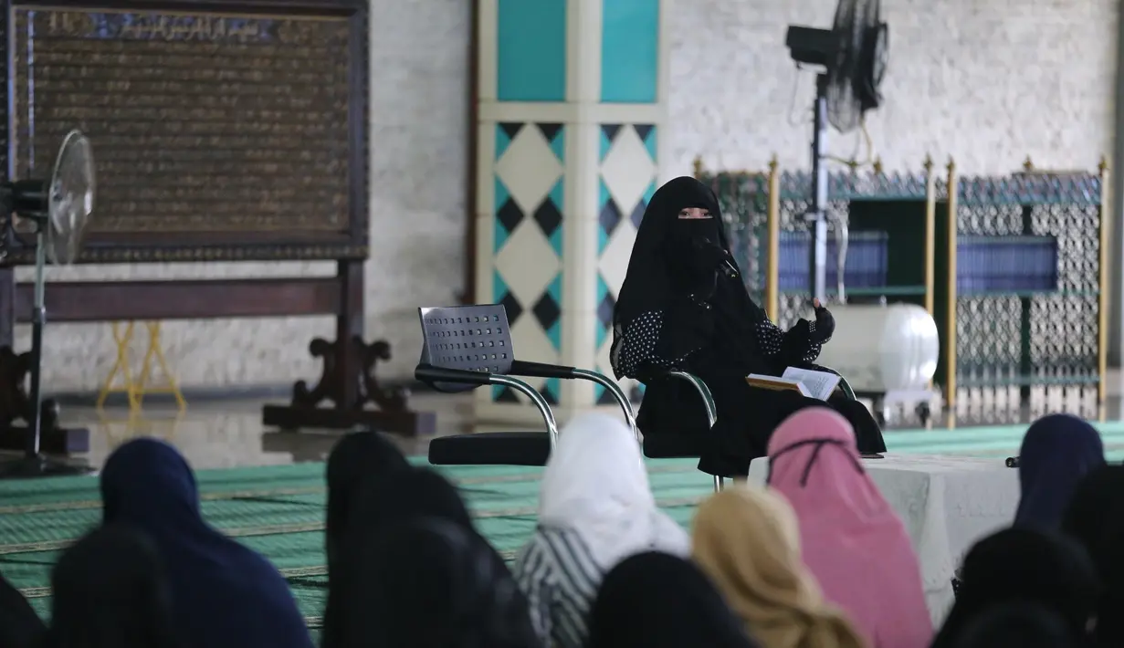 "Iya (Caisar udah ga pulang ke rumah). Ya (anak) nanya, tapi alhamdulillah sudah mengerti kalau kami sudah berpisah dan ayahnya sudah nggak pulang lagi ke rumah," kata Indadari dihubungi wartawan melalui telepon, Senin (4/9). (Adrian Putra/Bintang.com)