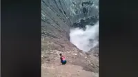 Remaja laki/laki perlahan turuni dinding kawah Gunung Bromo demi ambil ponsel (Solopos.com/Facebook)