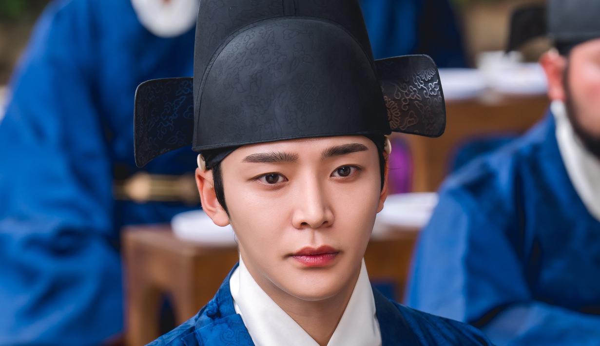 Ketika ditanya tentang bagian tersulit saat memerankan karakter Shim Jung Woo, Rowoon berkata, “Ada bagian di mana perkataan Shim Jung Woo dari Joseon mungkin terasa sedikit berbeda dari [sentimen] saat ini. Saya mencoba mengekspresikan bagian itu tanpa membuatnya tampak penuh kebencian.” (Foto: Instagram/ KBS2)