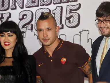  Pemain AS Roma, Radja Nainggolan (tengah) berpose bersama Julia Perez (kiri) dan Wakil Dubes Italia, Alessandro Garbellini, dalam konferensi pers kedatangan AS Roma di Jakarta. (24/72015). (EPA/ADI WEDA)