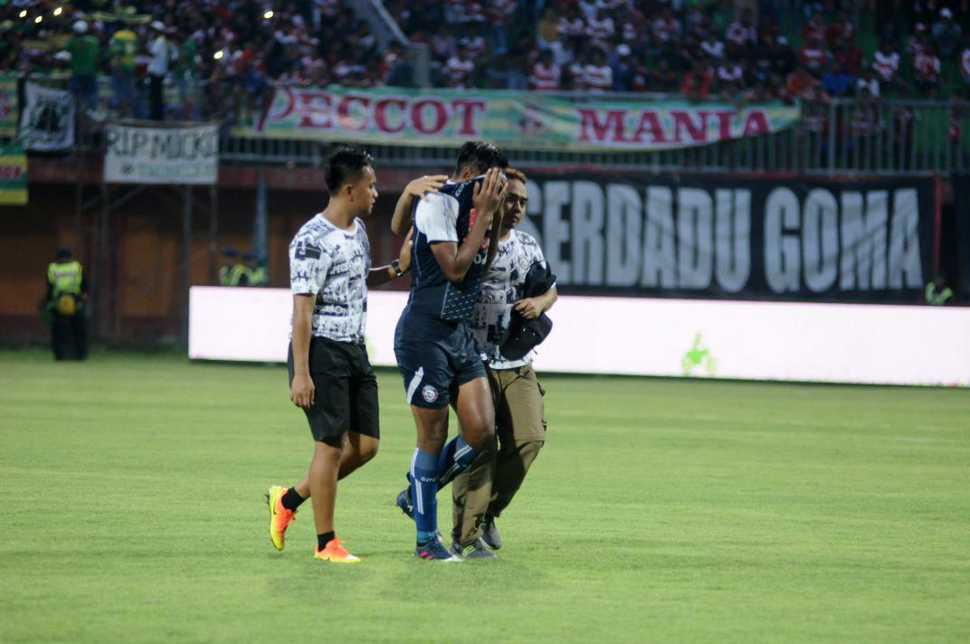 Pemain Arema FC menangis seusai kekalahan dari Madura United di Stadion Gelora Ratu Pamelingan, Pamekasan, Sabtu (21/4/2018). (Bola.com/Iwan Setiawan)