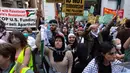 Seiring memanasnya situasi konflik Israel dan Palestina beberapa hari belakangan, simpati internasional muncul baik dari pihak pro-Israel maupun pro-Palestina. Kedua kubu kelompok menggelar demonstrasi di Amerika Serikat. (AP Photo/D. Ross Cameron)