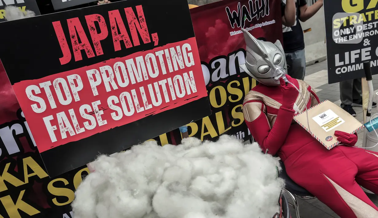 Aktivis Wahana Lingkungan Hidup Indonesia (Walhi) berunjuk rasa di depan Kantor Kedutaan Besar Jepang, Jakarta, Selasa (1/11/2022). Mereka menyampaikan protes terhadap pemerintah Jepang yang mempromosikan berbagai teknologi seperti co-firing hidrogen dan amonia, teknologi penangkapan dan penyimpanan karbont (CCS), serta penggunaan Liquid Natural Gas (LNG) untuk investasi sektor energi mereka melalui strategi GX (Green Transformation) karena dianggap solusi palsu dalam mengatasi krisis iklim. (Liputan6.com/Johan Tallo)