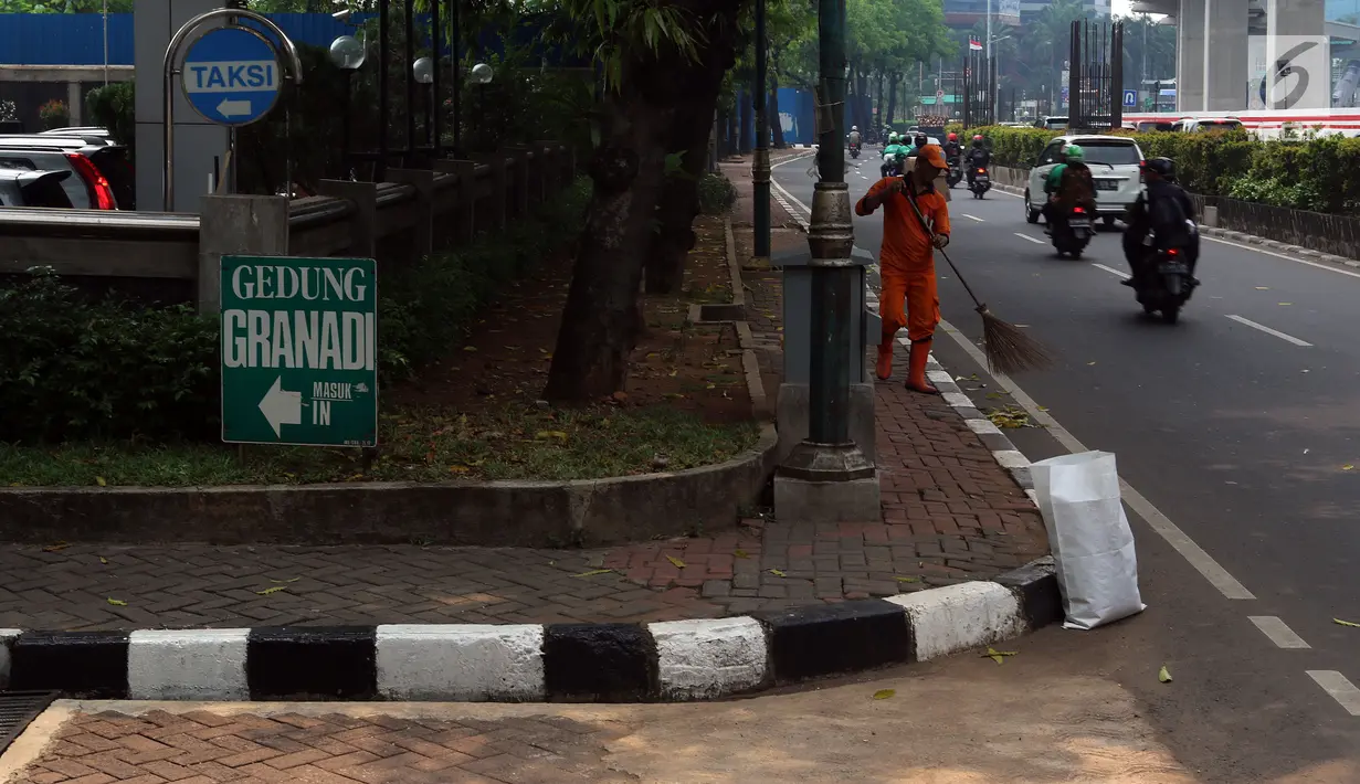 Suasana lalu lintas sekitar Gedung Granadi di Jalan HR Rasuna Said Kuningan, Jakarta, Rabu (21/11). Kejaksaan tengah menelusuri seluruh saham dan rekening atas nama Yayasan Supersemar. (Liputan6.com/JohanTallo)