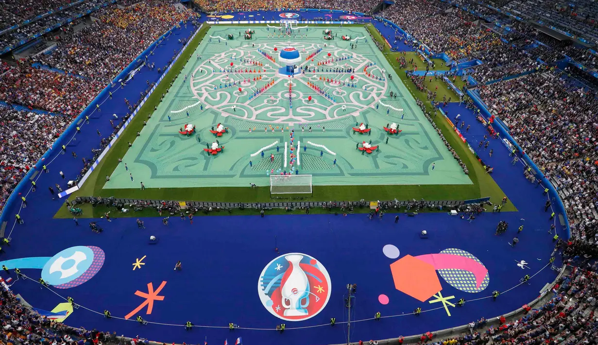 Ratusan penari memeriahkan upacara pembukaan Euro 2016 di Stadion Stade de France, Saint-Denis, utara Paris, Prancis, Sabtu (11/6). Pembukaan ini menampilkan DJ asal Prancis, David Guetta dan penyanyi Swedia, Zara Larsson. (REUTERS/Pawel Kopczynski)