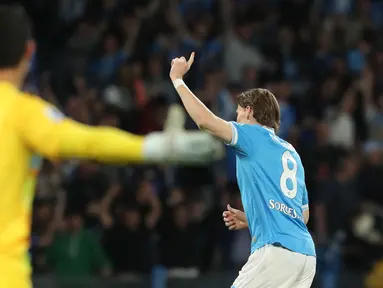 Kiper Timnas Indonesia, Emil Audero harus banyak memungut bola dari gawangnya saat Cremonese bertamu ke markas Napoli dalam laga lanjutan Liga Italia 2025/2026, Jumat (24/04/2026). (AFP/Carlo Hermann)