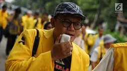 Ikatan Keluarga Besar UI (IKB UI) menyampaikan orasinya saat menggelar aksi solidaritas untuk dokter Robiah Khairani Hasibuan atau Ani Hasibuan di Kampus Universitas Indonesia, Jakarta, Jumat (17/5). Dalam aksinya, mereka menyerukan #SaveAniHasibuan. (Liputan6.com/Immanuel Antonius)