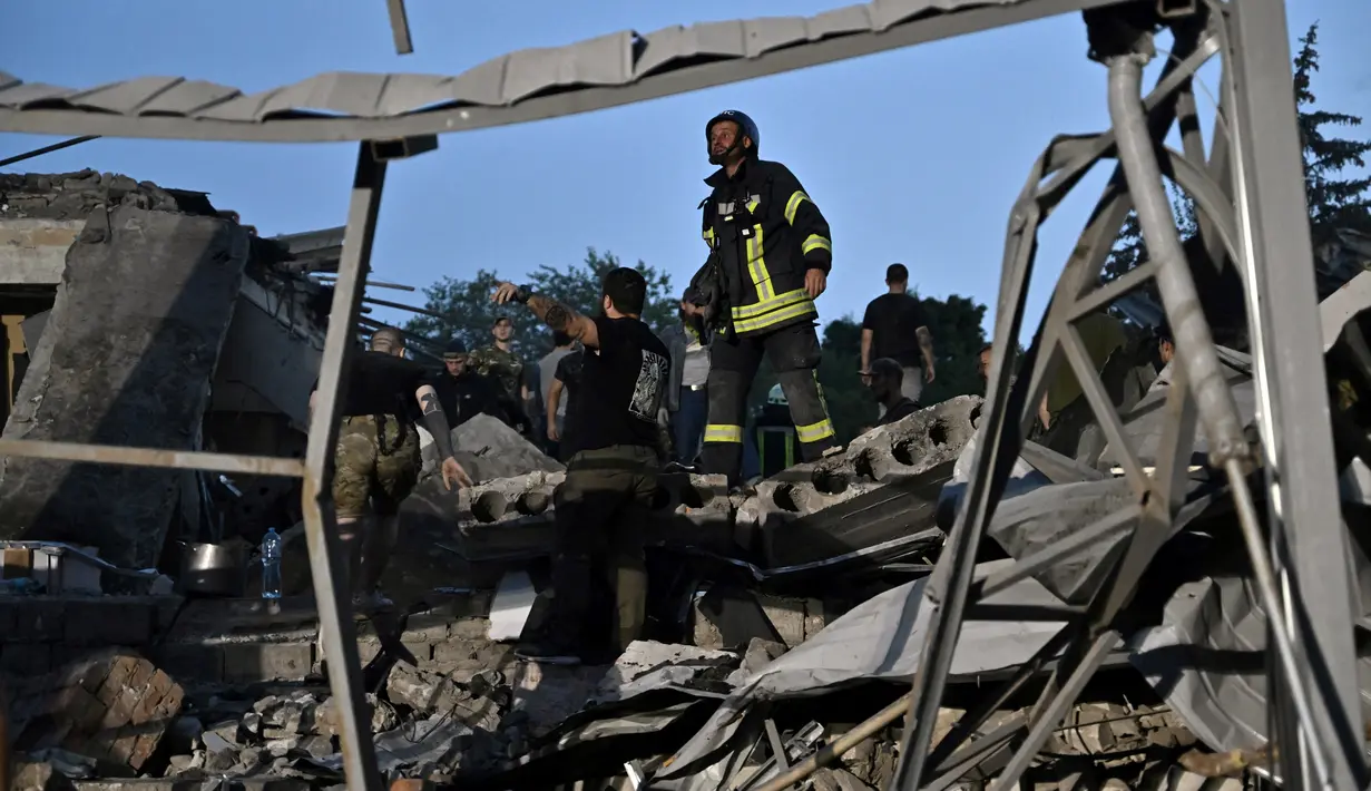 Dilansir AFP, Rabu (28/6/2023), Kepolisian Ukraina mengatakan Rusia menembakkan dua rudal ke kota Kramatorsk. (AFP/Genya Savilov)