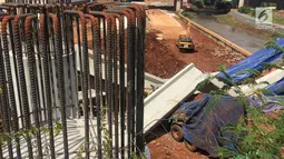 Sebuah truk proyek ditutup terpal biru akibat girder proyek pembangunan Jalan Tol Depok-Antasar di Jalan TB Simatupang, Jakarta ambruk, Selasa (2/1). Ambruknya girder tersebut terjadi sekitar pukul 10.20 WIB. (Liputan6.com/Immanuel Antonius)