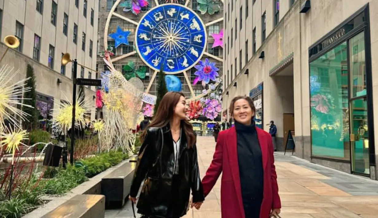 Natasha Wilona mengenakan jaket leather hitam dipadukan celana panjang warna serasi. Sementara sang ibunda mengenakan coat merah dengan inner dan celana hitam. [@natashawilona12]