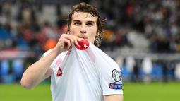 Caglar Soyuncu - Palang pintu Leicester ini telah membuktikkan ketangguhannya dalam menjaga area pertahanan dengan membawa Leicester menjuarai Piala FA musim ini. Sosoknya yang kuat dan pantang menyerah membuat lini belakang Turki akan semakin sulit ditembus. (AFP/Alain Jocard)