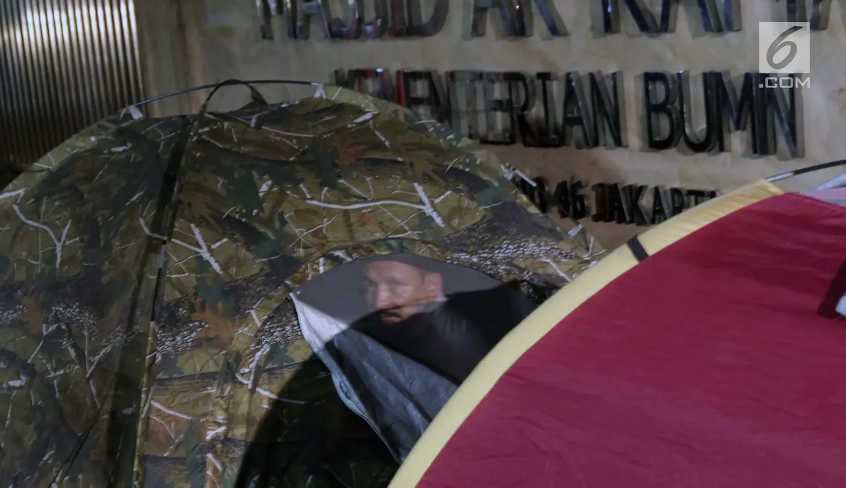 Pencari suaka saat berada di dalam tenda yang dibangun di atas trotoar depan Masjid Ar-Rayan, Jalan Kebon Sirih, Jakarta, Jumat (5/7/2019). Para pencari suaka ini membangun tenda-tenda dan meminta kepastian perlindungan dari UNHCR . (Liputan6.com/Helmi Fithriansyah)