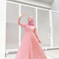 Bagi setiap perempuan muslim, tidak lah mudah untuk memutuskan berhijab. Begitu lah yang terjadi dengan Dinda Hauw yang sempat buka tutup hingga akhirnya benar-benar mantap berhijab. (Instagram/dindahw)