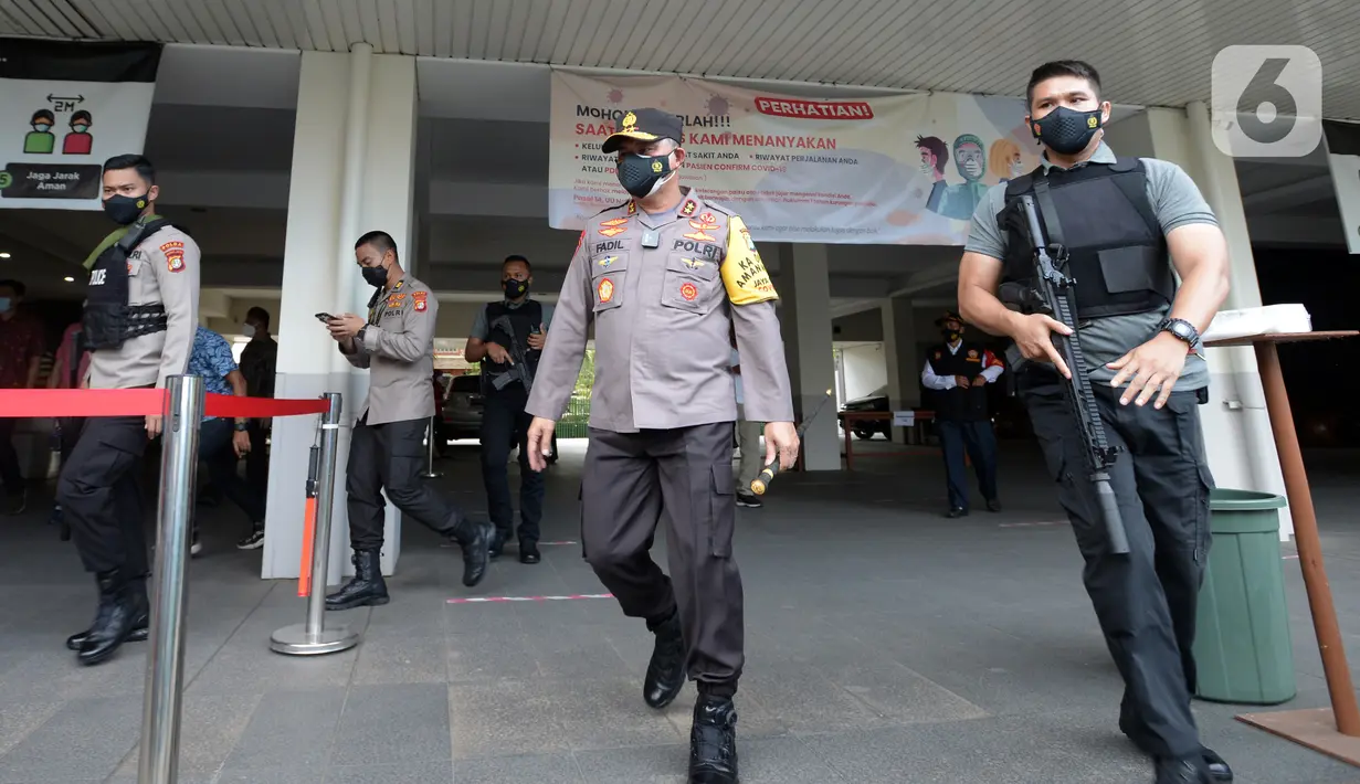 Kapolda Metro Jaya Irjen Mohammad Fadil Imran meninjau pengamanan di Gereja Kristus Raja, Jakarta Jumat (2/4/2021). Polisi melakukan pengamanan umat kristiani yang sedang melakukan ibadah Jumat Agung pada perayaan Paskah. (merdeka.com/Imam Buhori)