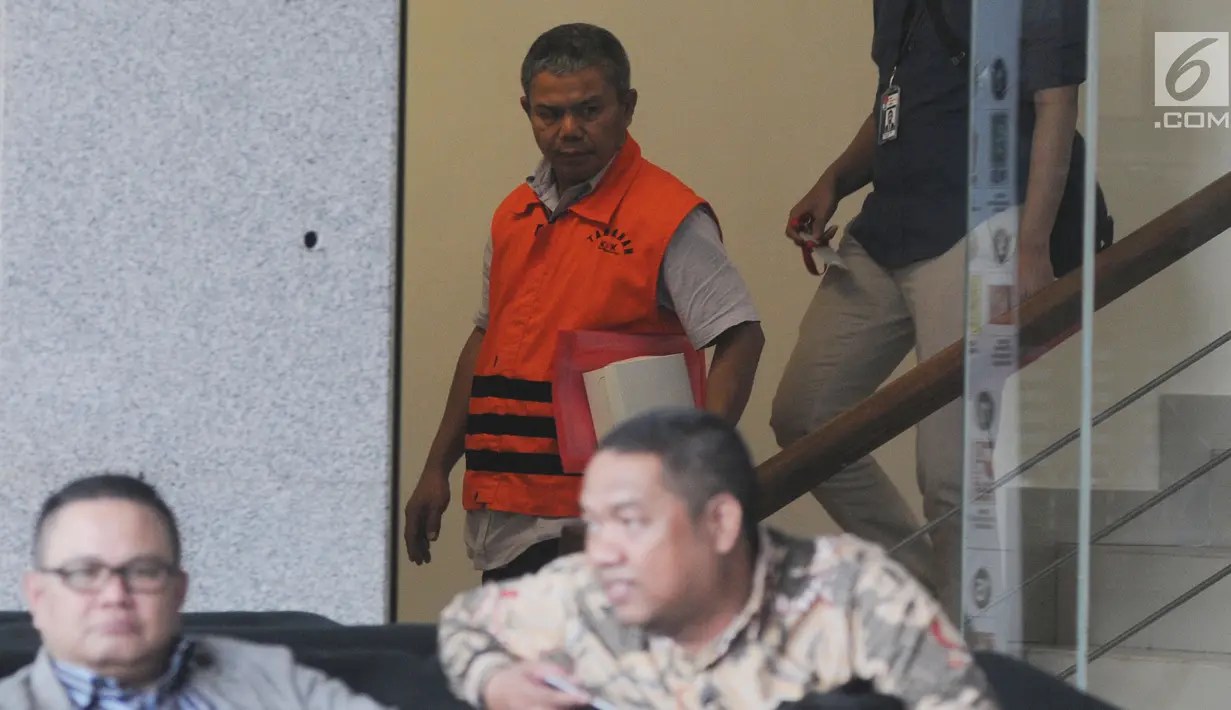 Supervisor KPP Pajak Pratama Ambon Sulimin Ratmin usai menjalani pemeriksaan di Gedung KPK, Jakarta, Rabu (19/12). Sulimin ditangkap oleh KPK pada saat operasi tangkap tangan (OTT) di Kota Ambon pada 3 Oktober 2018. (Merdeka.com/Dwi Narwoko)