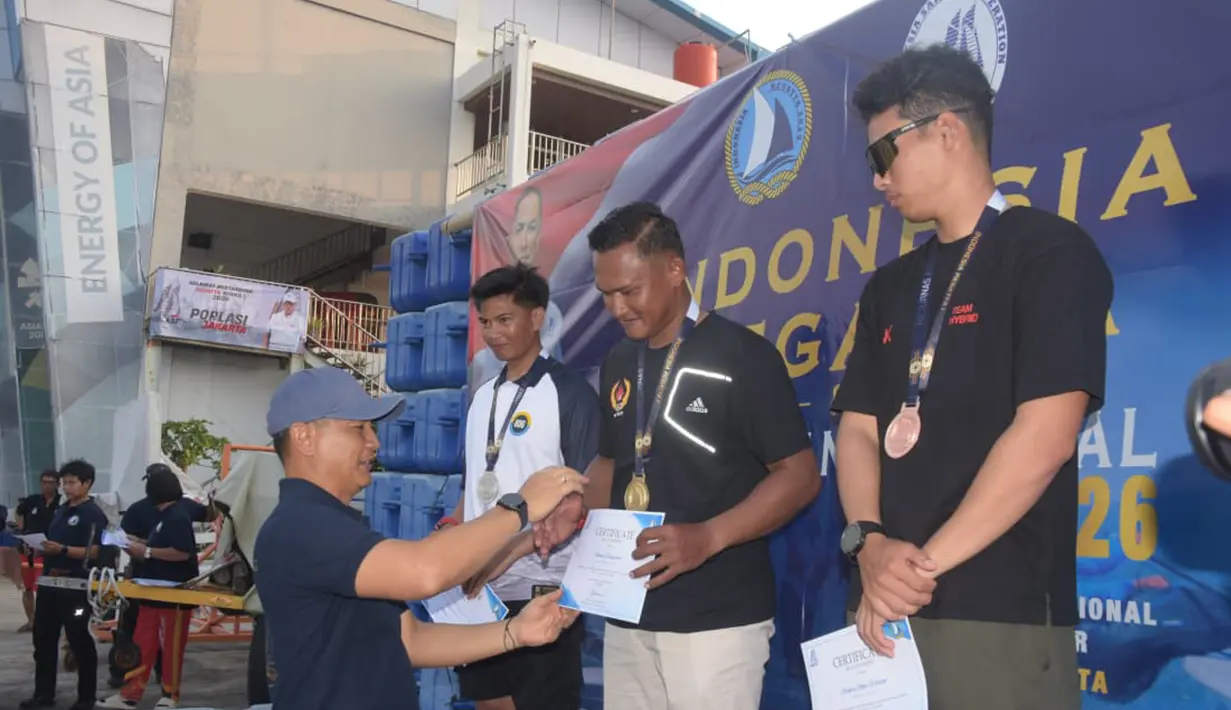 Selain menjadi arena persaingan, kejuaraan ini juga dinilai memperkuat ekosistem olahraga layar nasional. Semangat persaudaraan antar-atlet terlihat sepanjang turnamen berlangsung. (Dok. Dispen AL)