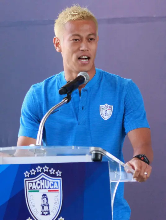 Keisuke Honda memberikan keterangan kepada awak media saat perkenalan dirinya di klub baru Pachuca di Football University, Pachuca, Meksiko, (18/7). (AFP Photo/Victor Cruz)