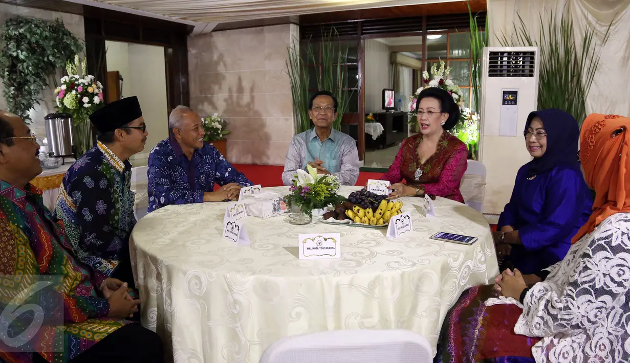 Suasana Halal Bihalal Sri Sultan Hamengkubuwono X dengan Warga Yogya yang tingga di Jakarta di rumah dinas Wakil Ketua DPD GKR Hemas, Jakarta, Minggu (24/7). (Liputan6.com/Johan Tallo)