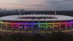 Deutsche Bank Park berwarna pelangi selama pertandingan Euro 2020 antara antara Jerman dan Hungaria di Frankfurt, Jerman, Rabu (23/6/2021). Keputusan UEFA yang tidak mengizinkan Kota Munich untuk menerangi Allianz Arena dengan warna pelangi dikritik secara luas di Jerman. (Boris Roessler/dpa via AP)