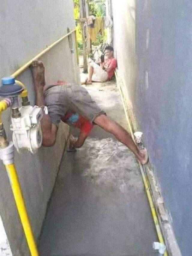 6 Aksi Kuli Bangunan saat Ngecor Jalan Ini Bikin Mandor Heran