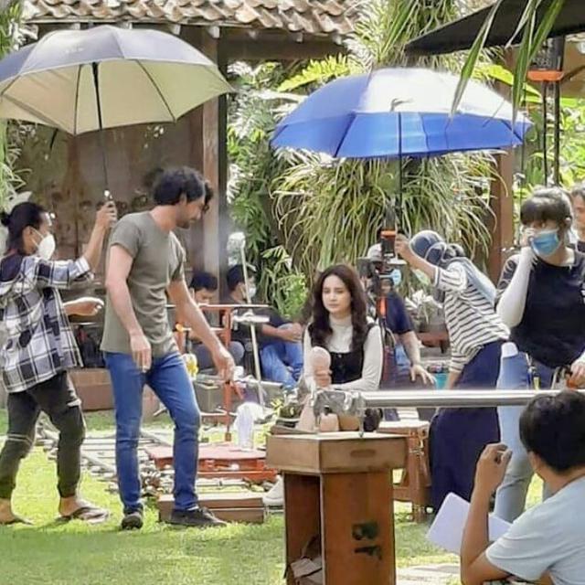 Main Film Bareng, Ini 6 Momen Reza Rahadian dan Michelle Ziudith saat Syuting