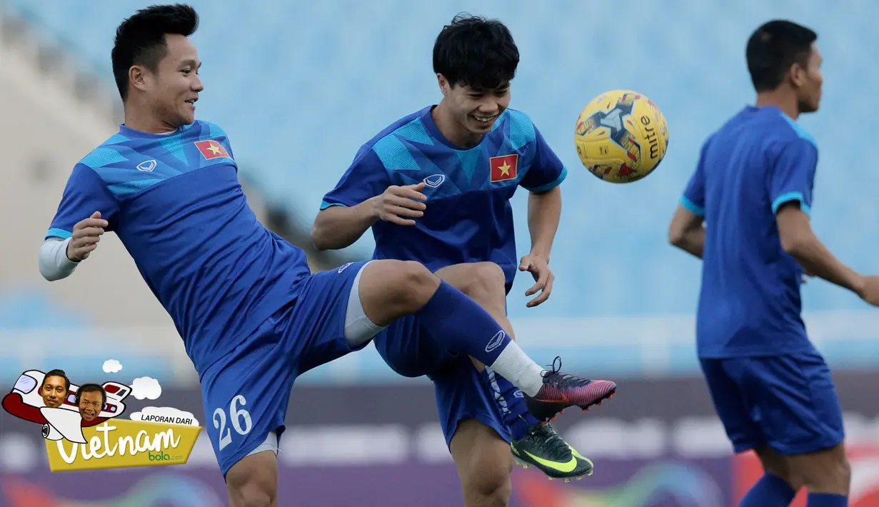 Timnas Vietnam melakukan latihan resmi terakhir jelang menjamu Indonesia dalam laga leg kedua semifinal Piala AFF 2016 di Stadion My Dinh, Hanoi, Vietnam, Selasa (6/12/2016). (Bola.com/Peksi Cahyo)