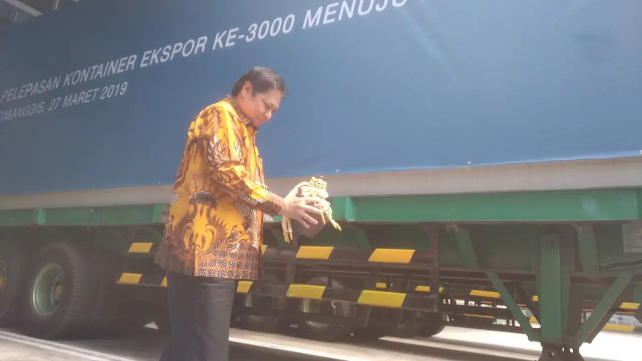 Menperin Airlangga Hartarto  dalam acara 'Peresmian Pelepasan Kontainer Ekspor Ke-3.000 PT Bayer Indonesia,' di Jakarta, Rabu(27/3/2019). Dok Merdeka.com/Wilfridus Setu Umbu