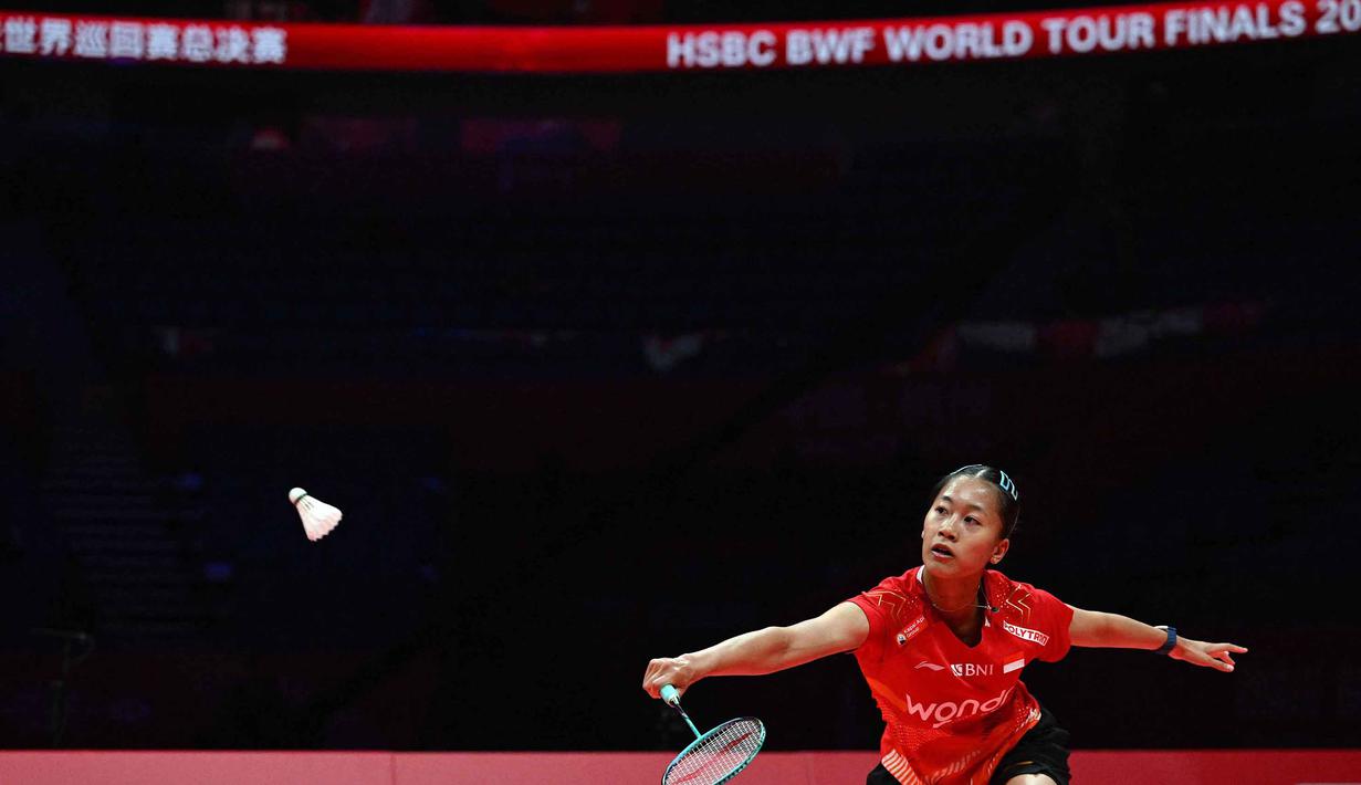 Namun set kedua dan gim penentuan dikuasai Akane Yamaguchi dengan skor 19-21 dan 13-21. Tampak dalam foto, tunggal putri Indonesia, Putri Kusuma Wardani saat bertanding melawan Akane Yamaguchi dari Jepang pada laga kedua fase grup BWF World Tour Finals 2025 di Hangzhou, Zhejiang, China, Kamis (18/12/2025). (Jade Gao/AFP)