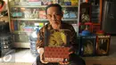 Pemilik kontrakan memperlihatkan buku yang pernah diberikan oleh ayah Marshanda, Irwan Yusuf, Jakarta Selatan, Selasa (29/3). Ayah Marshanda ditangkap Dinsos DKI karena diduga berprofesi sebagai pengemis (Liputan6.com/ Gempur M Surya)