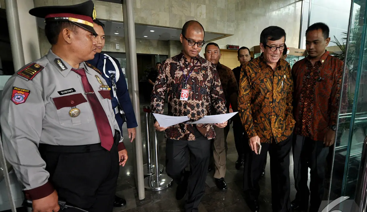  Menteri Hukum dan Hak Asasi Manusia Yasonna Hamongan Laoly bersama Sekretaris Kabinet Andi Widjajanto saat keluar dari Gedung KPK, Jakarta, Kamis (18/12/2014). (Liputan6.com/Miftahul Hayat)
