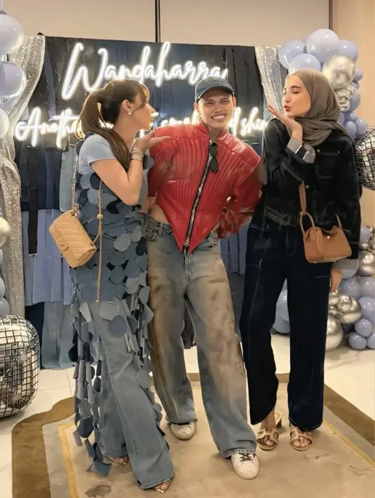 Zaskia Sungkar mengenakan denim hitam dari atasan denim lengan panjang dipadukan celana panjang senada. Serta kerudung coklat senada dengan tas Hermesnya. [@gladys_kit]
