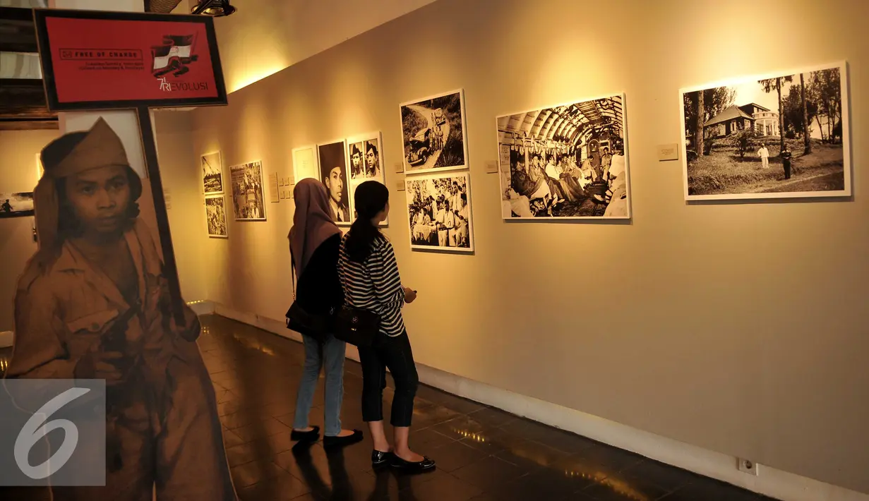 Pengunjung melihat koleksi foto saat Peluncuran Buku 71th RI Bingkisan Revolusi di Galeri Foto Jurnalistik Antara, Jakarta, Senin (22/8). Pameran menampilkan foto sejarah perjuangan bangsa Indonesia saat merebut kemerdekaan. (Liputan6.com/Gempur M Surya)