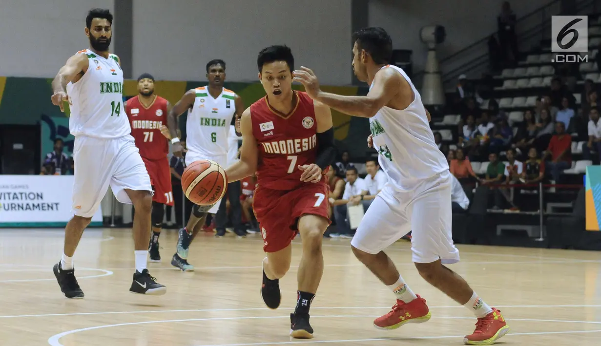 Pebasket putra Indonesia, Andakara Prastawa Dhyaksa (tengah) mencoba melewati kawalan pemain India saat turnamen invitasi sekaligus tes event jelang Asian Games 2018 di Jakarta, Jumat (9/2). Indonesia kalah 66-55. (Liputan6.com/Helmi Fithriansyah)