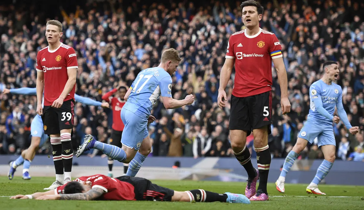 1-4. Manchester United harus mengakui keunggulan tuan rumah Manchester City 1-4 dalam Derby Manchester di pekan ke-28, 6 Maret 2022. Empat gol dari brace Kevin De Bruyne dan Riyad Mahrez hanya mampu dibalas oleh gol Jadon Sancho yang akhirnya memutus 8 laga tak terkalahkan MU. (AFP/Oli Scarff)
