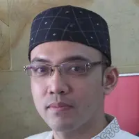 Sandy Tumiwa sudah sepakat menunda pernikahan. 