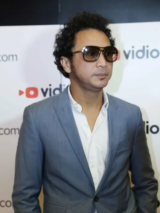 "Ajarkan stage act, ya dari pengalaman. Itu guru yang terbaik. Mentransfer pengalaman aja ke mereka," ujar Giring di preskon Vidio.com Music Battle. (Nurwahyunan/Bintang.com)