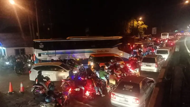 Arus Balik di Jalan Pantura dan Arteri Cikampek-Jakarta Macet