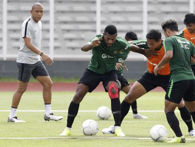 Pemain Timnas Indonesia U-22, Marinus Wanewar, berebut bola dengan Andy Setyo saat latihan di Stadion Madya Senayan, Jakarta, Selasa (29/1). Latihan ini merupakan persiapan jelang Piala AFF U-22. (Bola.com/Yoppy Renato)