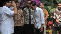 Mengakhiri pertemuan, Prabowo memberikan hormat militer yang dibalas anggukan oleh Jokowi, Jakarta, (17/10/14). (Liputan6.com/Herman Zakharia)
