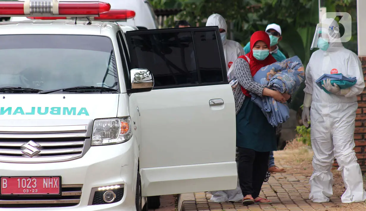 Warga diantar petugas paramedis  untuk menjalani isolasi mandiri bagi pasien positif  OTG di Rumah Melawan Covid-19 Tangerang Selatan, Jumat (1/1/2021). Akhir 2020, kasus Covid-19 baru di Tangerang Selatan (Tangsel) semakin meningkat. (merdeka.com/ Arie Basuki)