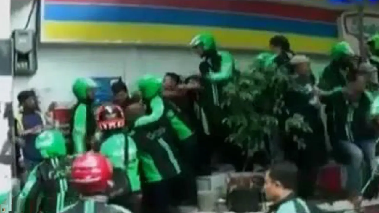 VIDEO: Ketegangan Ojek Online Vs Ojek Pangkalan Kembali Terjadi