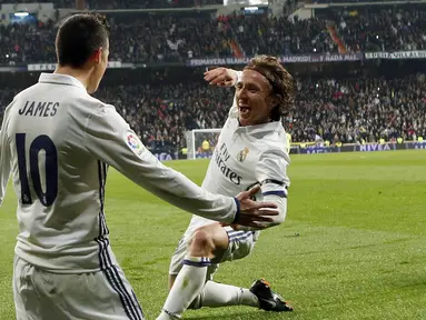 Gelandang Real Madrid, James Rodriguez, merayakan gol yang dicetaknya ke gawang Sevilla pada laga leg pertama babak 16 besar Copa del Rey di Stadion Santiago Bernabeu, Spanyol,  Rabu (4/1/2017). Madrid mennag 3-0 atas Sevilla. (EPA/Javier Lopez)